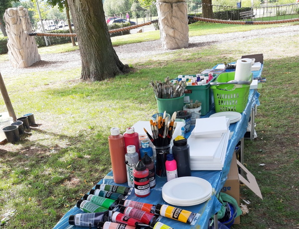Tisch mit Farben