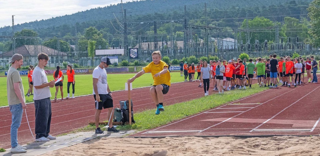 Schulen messen sich in drei leichtathletischen Disziplinen