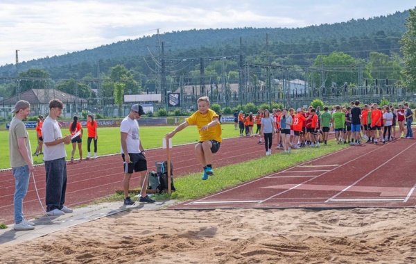 Schulen messen sich in drei leichtathletischen Disziplinen