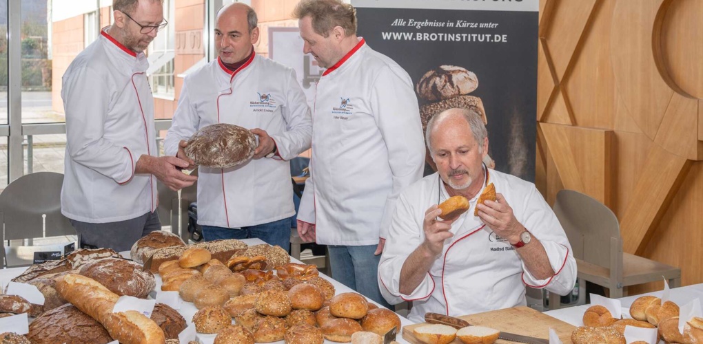 Brotprüfer beurteilt handwerkliche Qualität von Backwaren