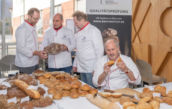 Brotprüfer beurteilt handwerkliche Qualität von Backwaren