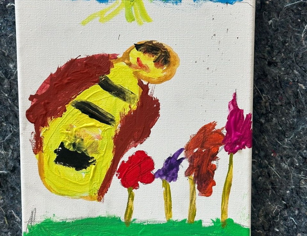 Bild einer Biene auf einer Wiese